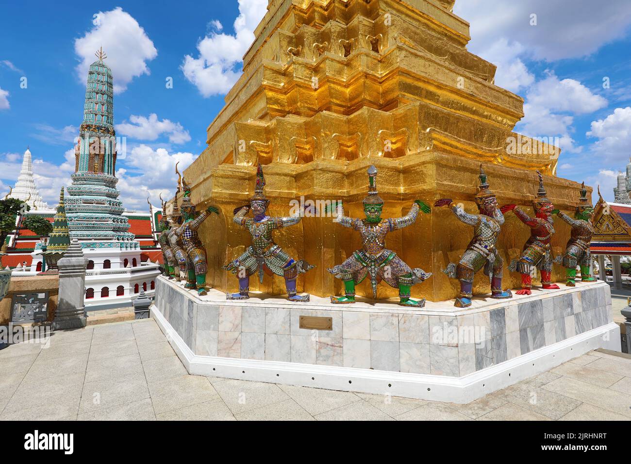 Yaksha Demon estatuas en un chedi dorado, Phra Suvarnachedi, en Wat Phra Kaew, Templo del Buda Esmeralda, Bangkok, Tailandia Foto de stock