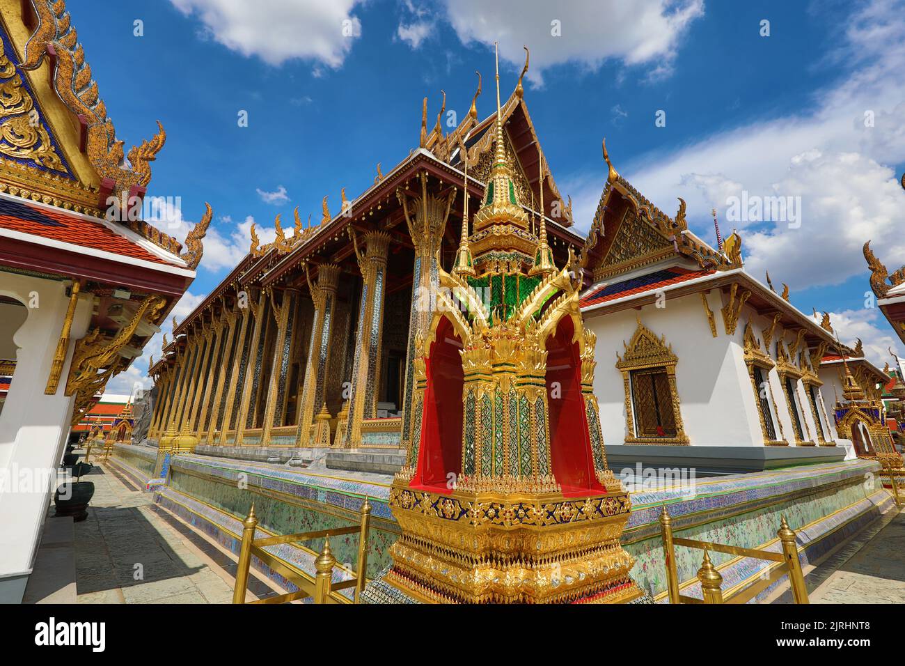 Sala en Wat Phra Kaew, frente al Templo del Buda Esmeralda, Bangkok, Tailandia Foto de stock
