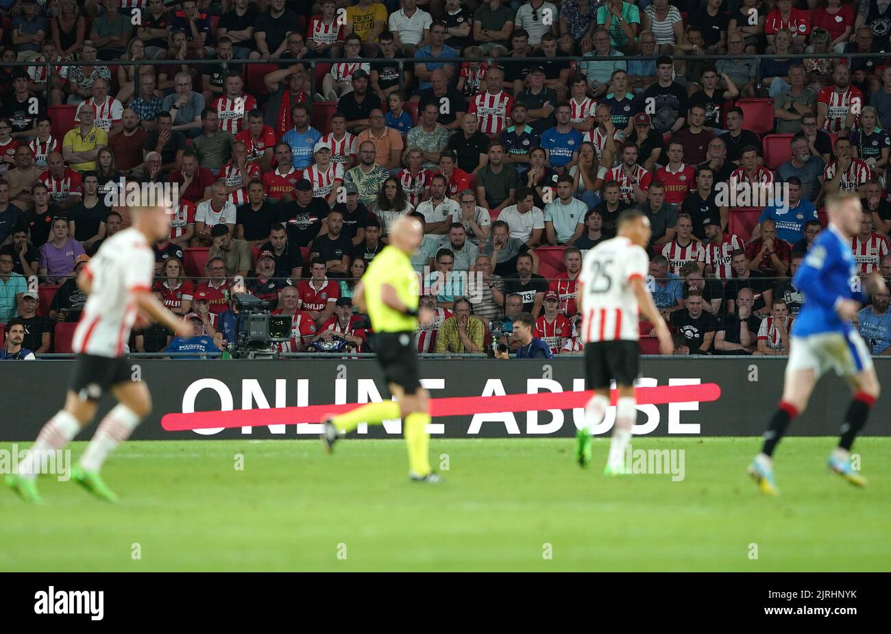 La UEFA abusa de la publicidad online durante el partido de clasificación de la UEFA Champions League en el PSV Stadion, Eindhoven. Fecha de la foto: Miércoles 24 de agosto de 2022. Foto de stock