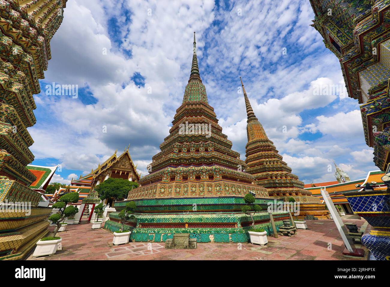 Pináculos de Chedis al templo Wat Pho, en Bangkok, Tailandia Foto de stock