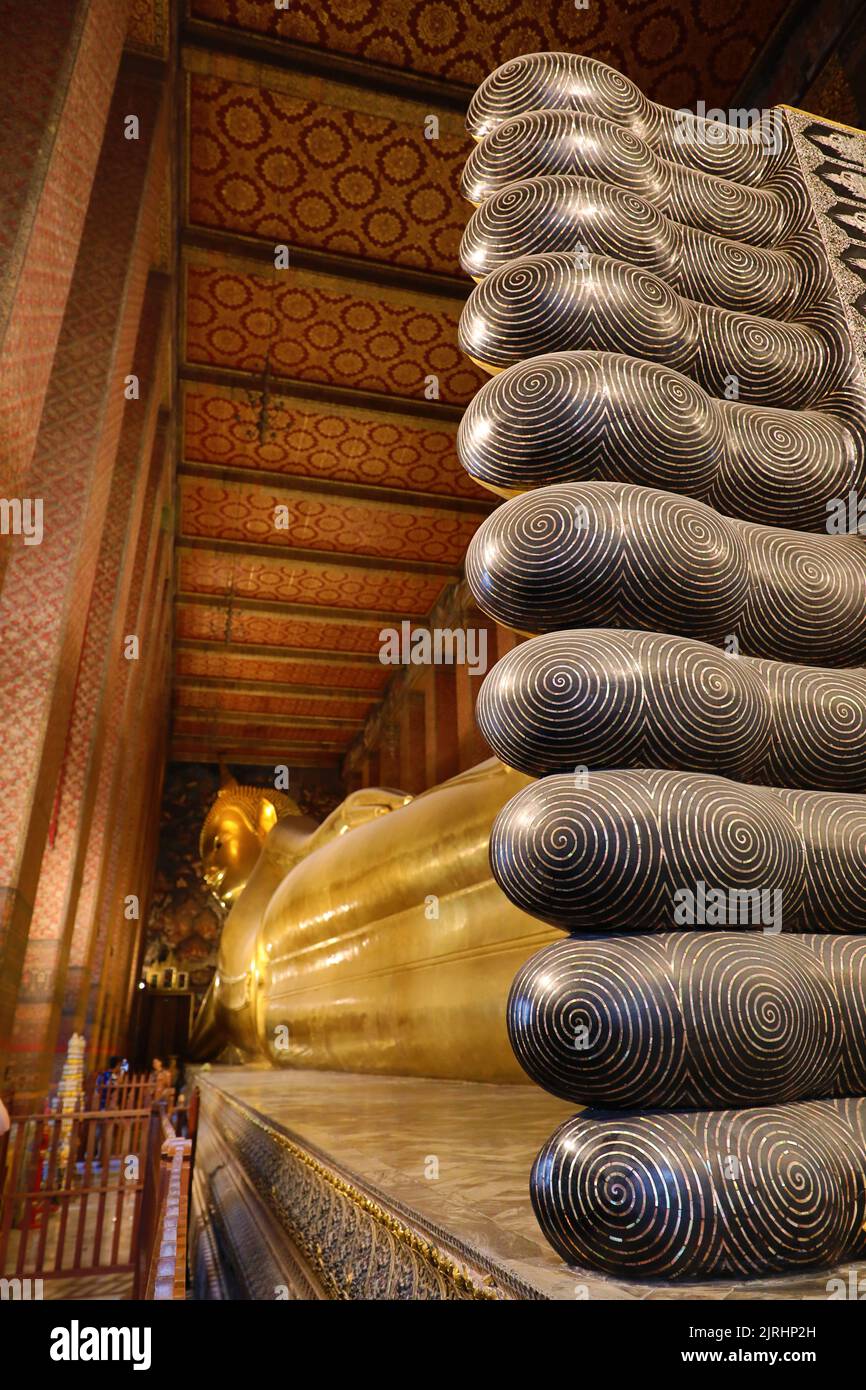 Golden estatua del Buda recostado en el templo Wat Pho Bangkok, Tailandia Foto de stock