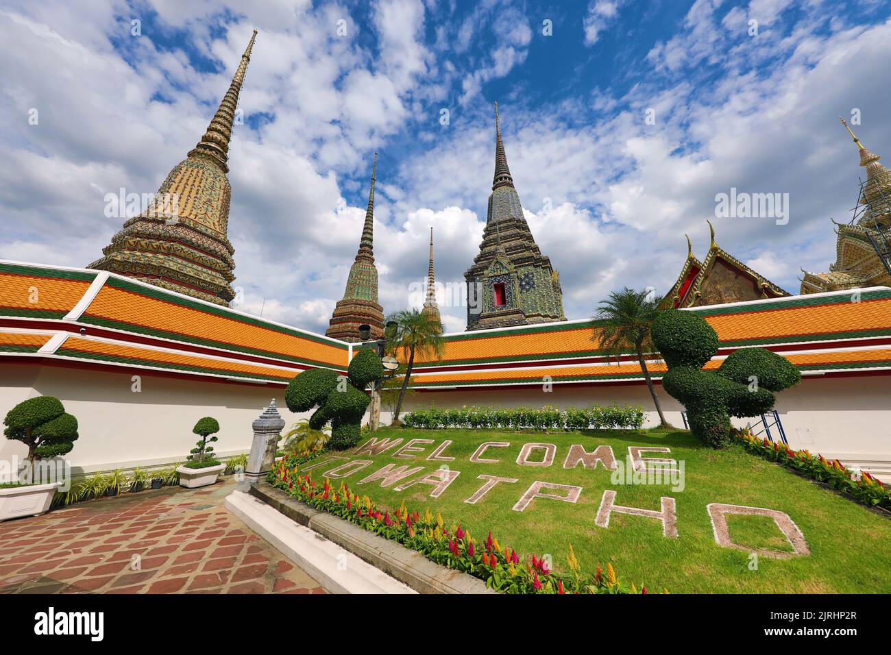Pináculos de Chedis al templo Wat Pho, en Bangkok, Tailandia Foto de stock