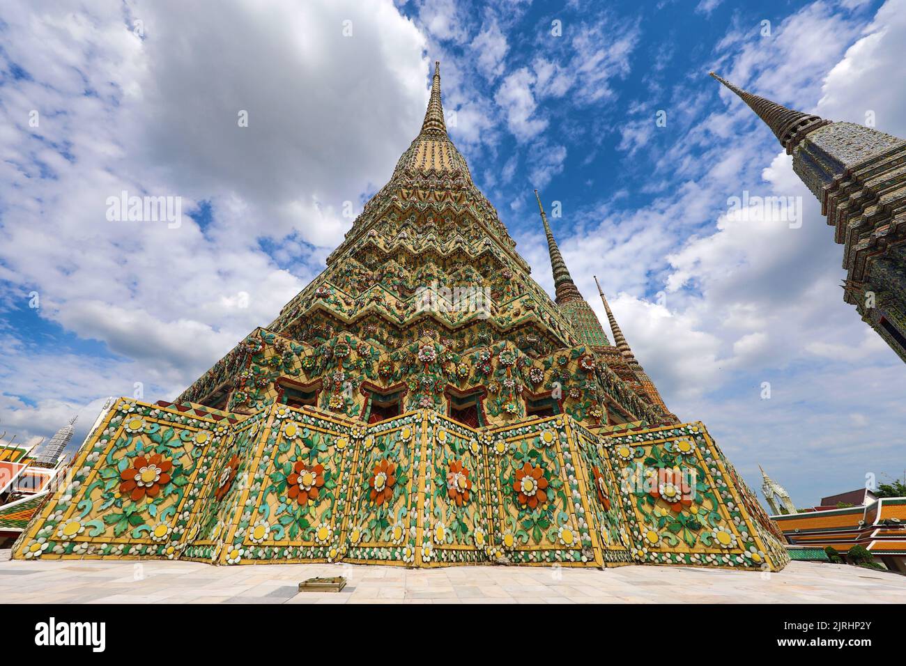 Agujas de chedis de azulejos en el templo Wat Pho, Bangkok, Tailandia Foto de stock