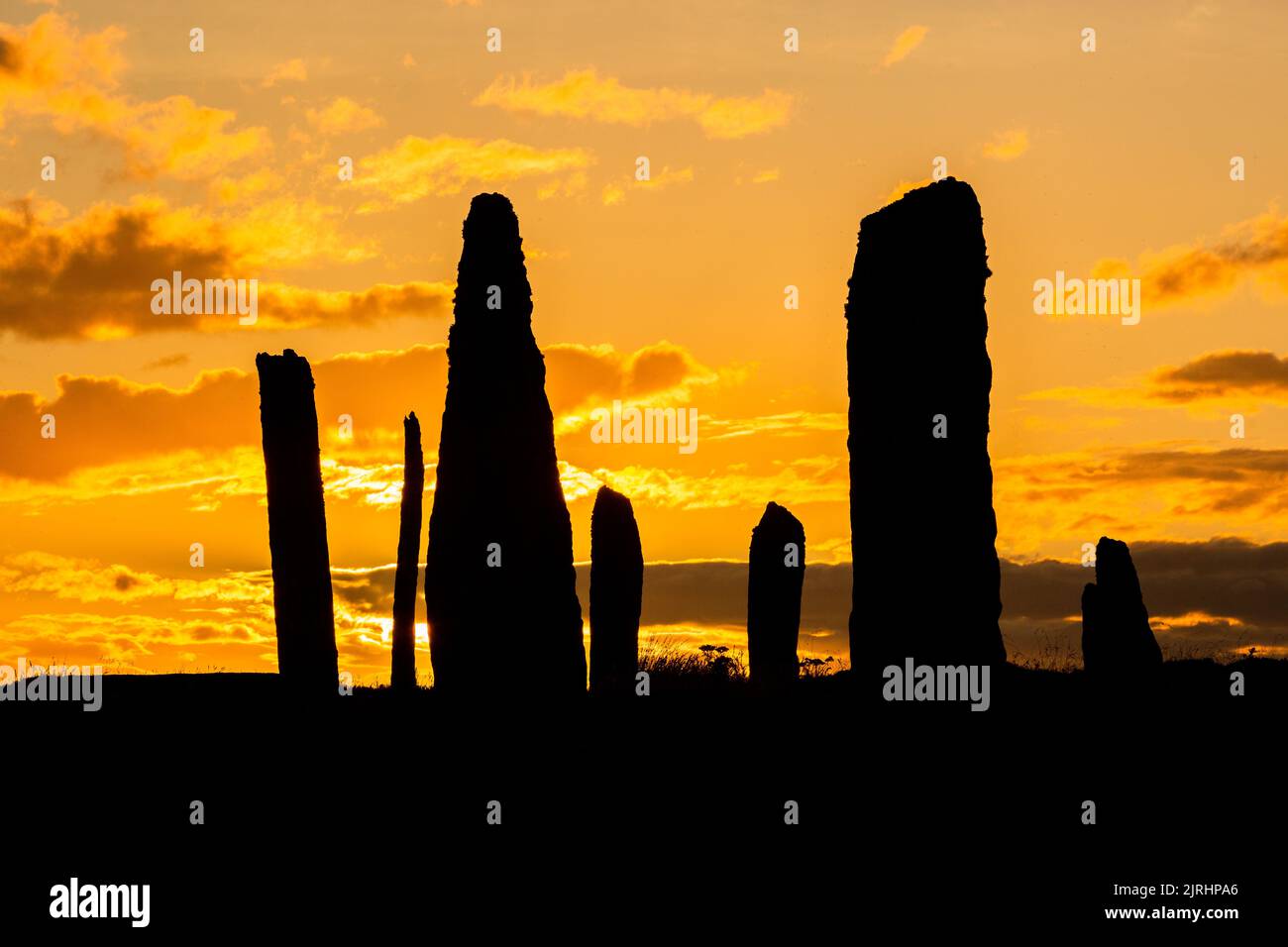 Orkney, Reino Unido. 24th de Ago de 2022. El Anillo de Brodgar, Orkney, se ve dramático cuando el sol se pone. El círculo de piedra neolítico de 4.500 años forma parte del corazón del Neolítico Patrimonio de la Humanidad de las Orcadas, y de las 60 piedras originales sólo 36 sobreviven. Crédito: Peter Lopeman/Alamy Live News Foto de stock