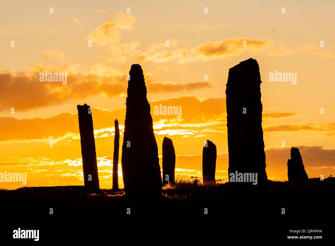 Orkney, Reino Unido. 24th de Ago de 2022. El Anillo de Brodgar, Orkney, se ve dramático cuando el sol se pone. El círculo de piedra neolítico de 4.500 años forma parte del corazón del Neolítico Patrimonio de la Humanidad de las Orcadas, y de las 60 piedras originales sólo 36 sobreviven. Crédito: Peter Lopeman/Alamy Live News Foto de stock