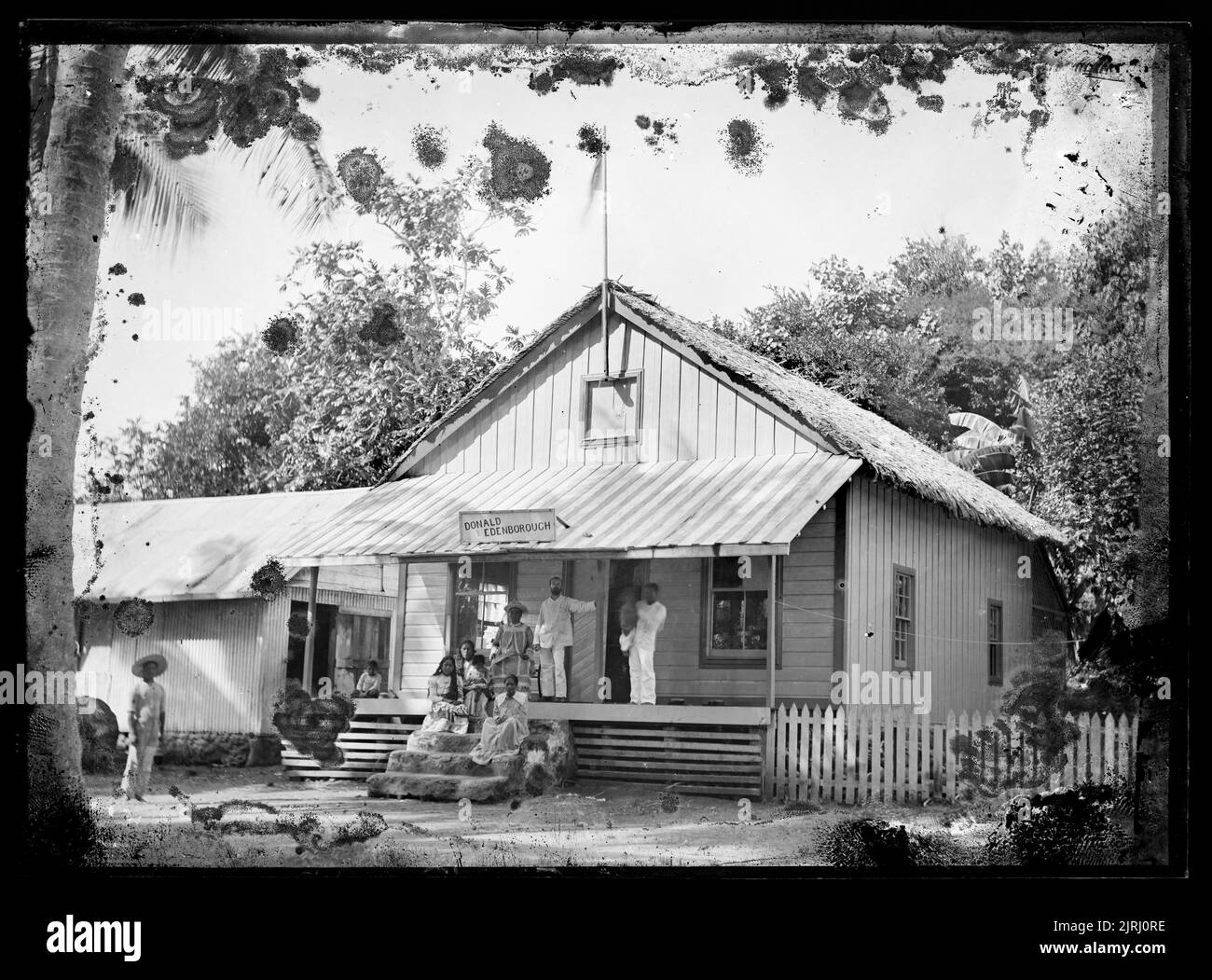 Donald y Edenborough Trading House, alrededor de 1914, Islas Cook, por George Crummer. Foto de stock