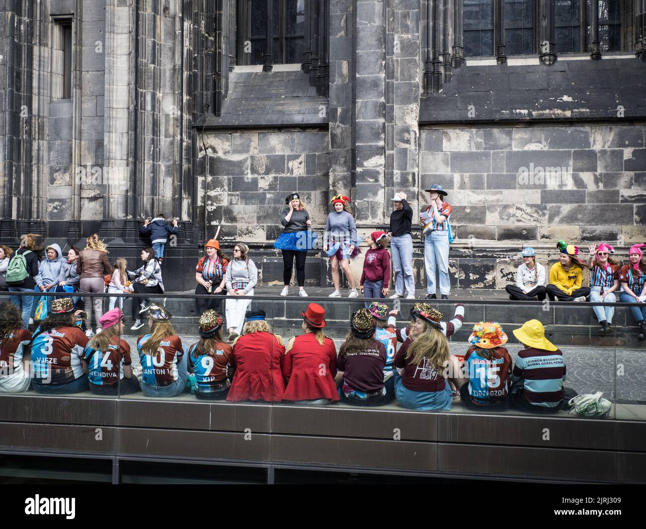 Los niños realizan un espectáculo en los escalones de la catedral de Colonia Foto de stock