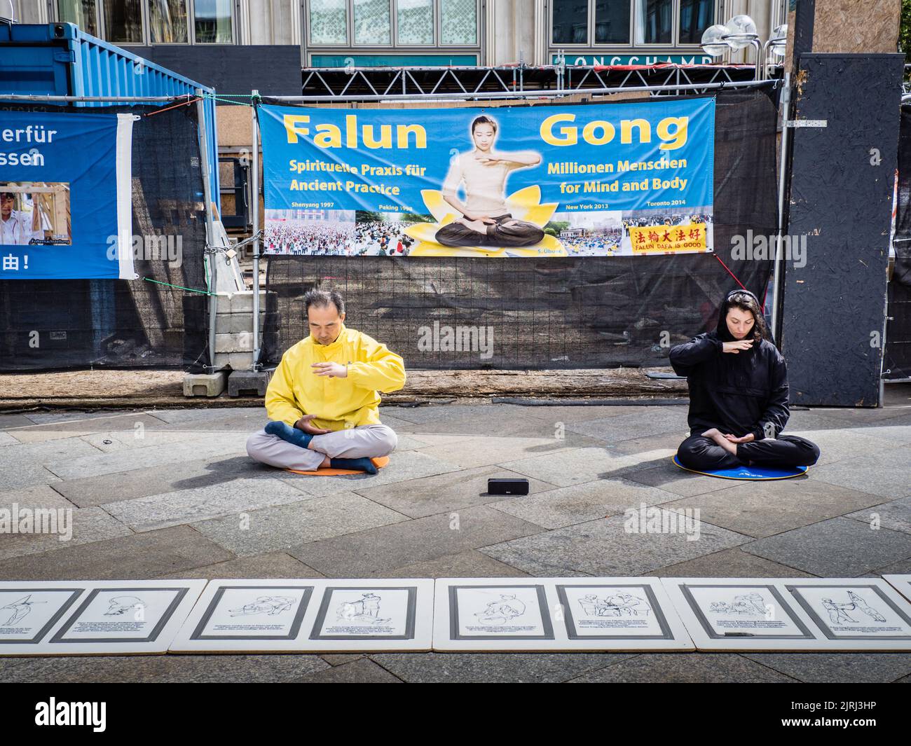 Manifestación de Falun Gong en Colonia, Alemania Foto de stock