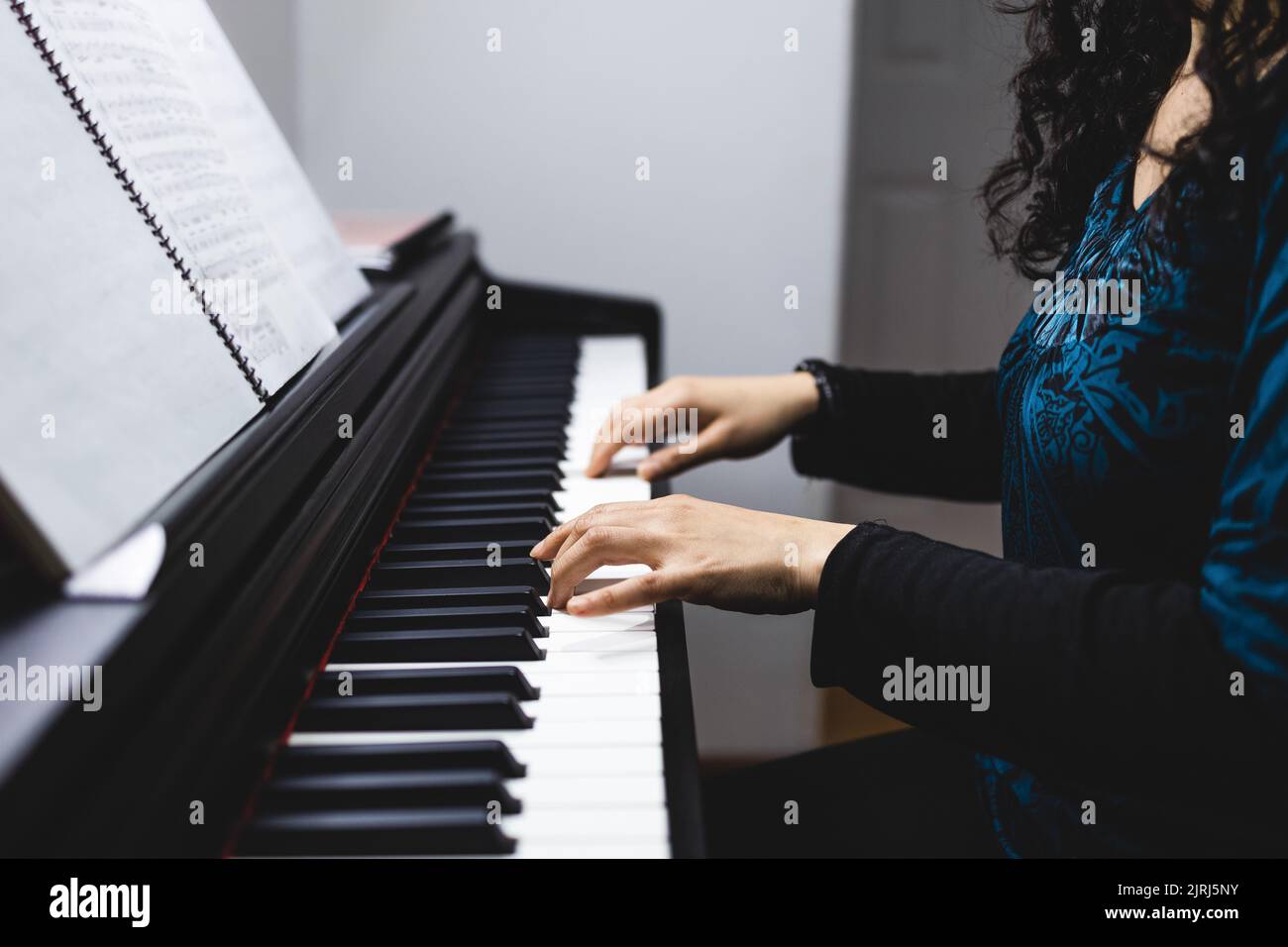 Leyendo partituras para piano fotografías e imágenes de alta resolución -  Página 2 - Alamy