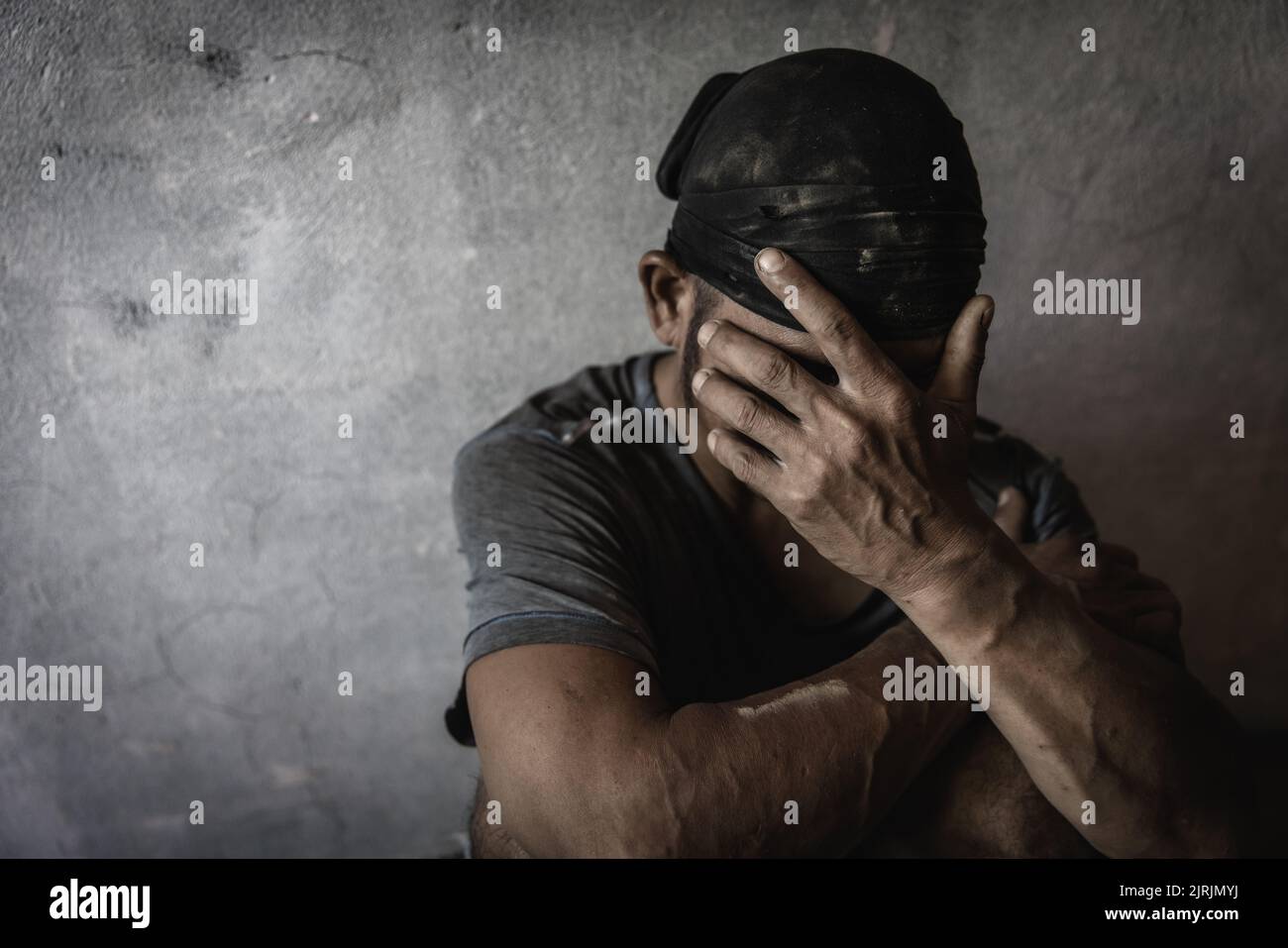 Hombre triste fotografías e imágenes de alta resolución - Alamy