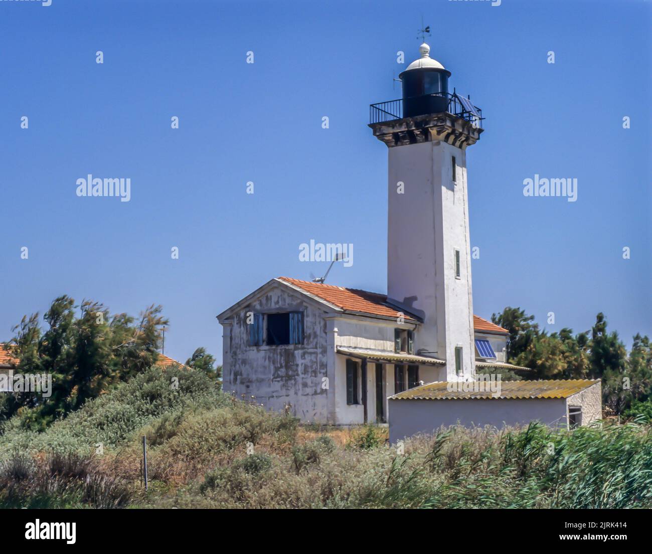 El faro de La Gacholle, construido en 1882, se puede encontrar a lo largo de los senderos costeros de la reserva de la Camarga cerca de Arles, Francia. Foto de stock