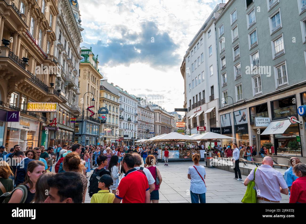 Viena, Austria - 11 de agosto de 2022: El centro de Viena cerca de la plaza principal de la ciudad Stephansplatz en el círculo de la ciudad 1st con calles siempre concurridas llenas de tou Foto de stock