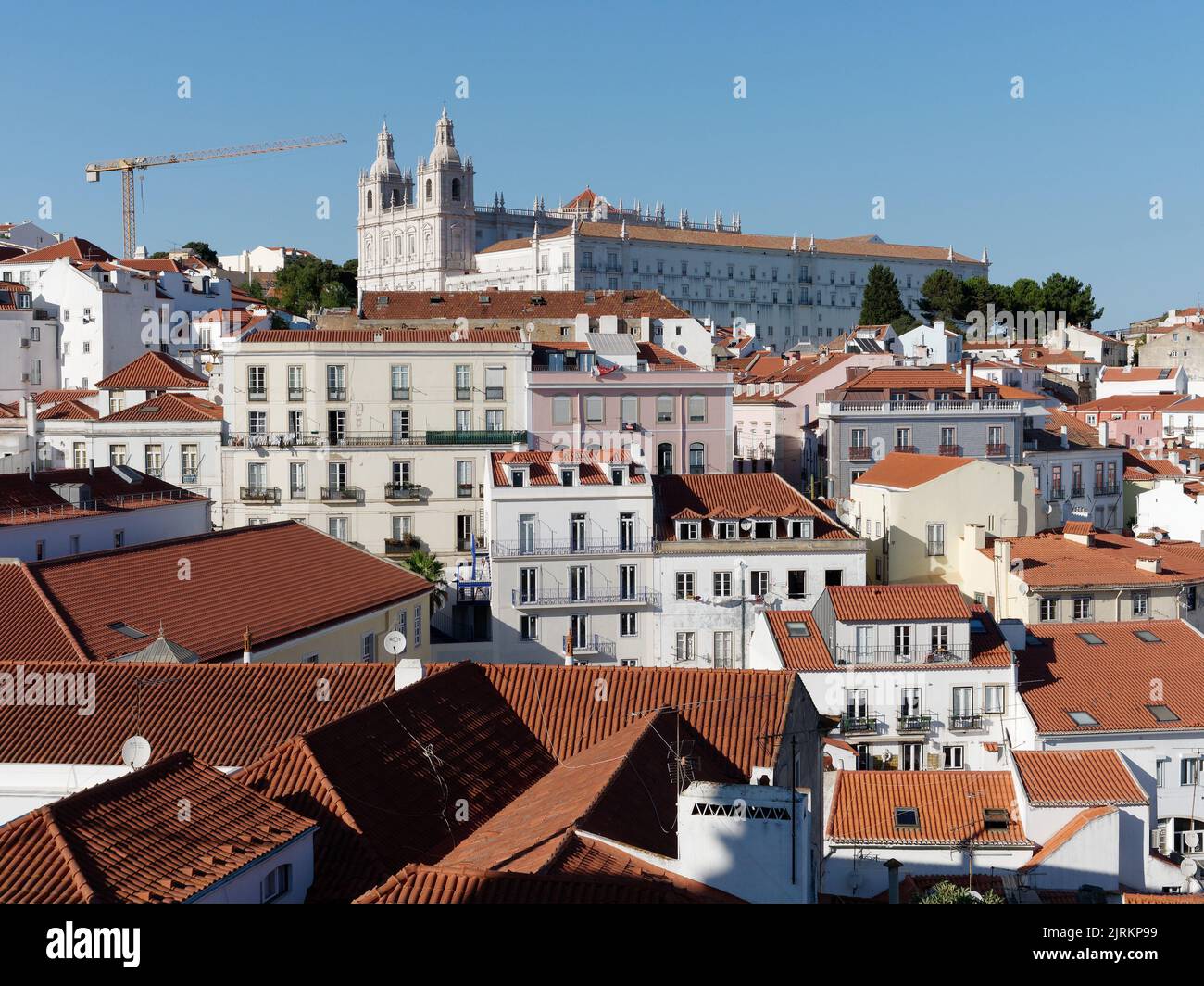 Vista desde el mirador Miradouro das Portas do Sol en Lisboa Portugal en una noche de verano. Monasterio de São Vicente de Fora TOP. Foto de stock