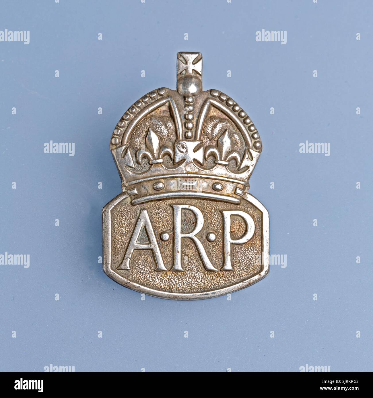 Distintivo ARP plateado, utilizado en la Guerra Mundial 2, Precauciones contra ataques aéreos, 1940, Foto de stock