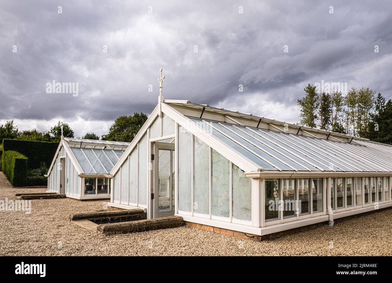 Los elegantes invernaderos victorianos de Eythrope Gardens, en la finca Waddesdon Manor. Foto de stock