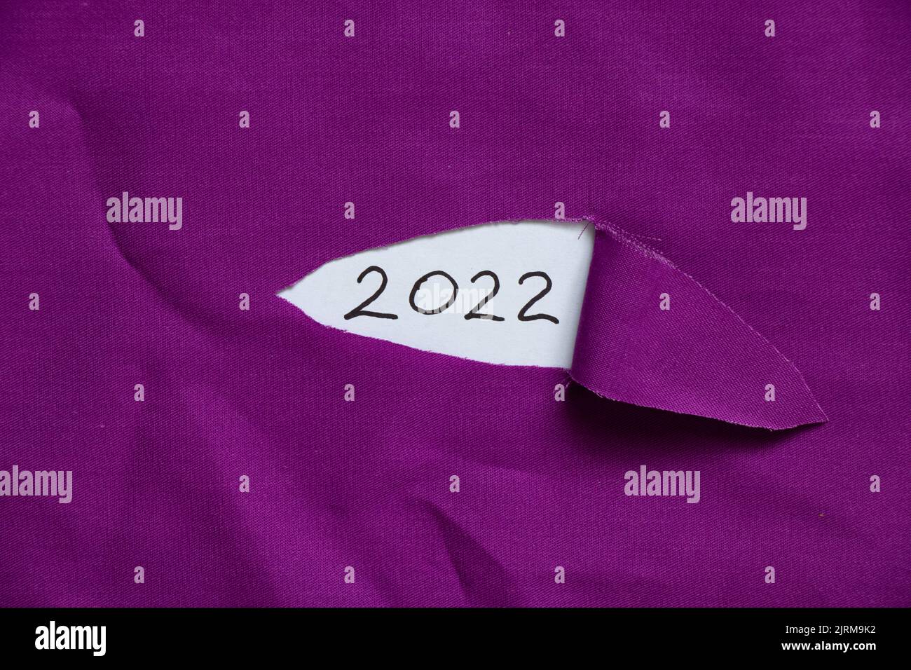 2022 escrito sobre papel en tela rasgada, feliz año nuevo 2022, texto Foto de stock