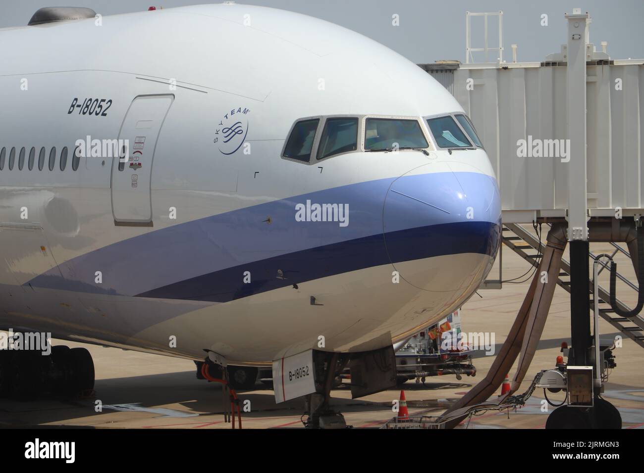 El Boeing 777 de China Airlines blanco y azul en el aeropuerto Pudong de Shanghai Foto de stock