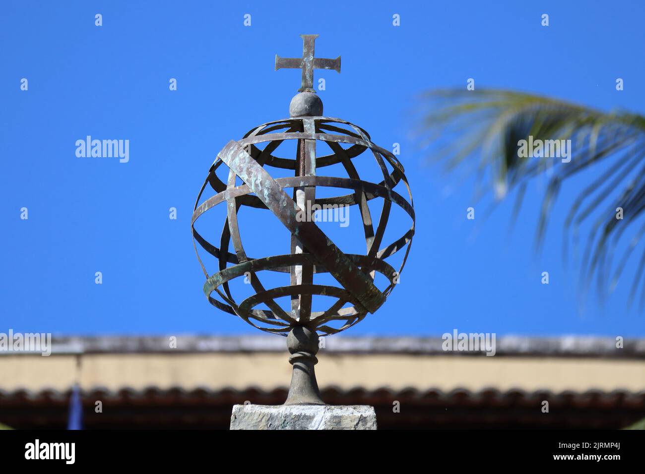 Esfera Armillaria Metálica, Esfera Armilar, símbolo de Portugal y antigua herramienta de navegación, en Fernando de Noronha, Brasil Foto de stock