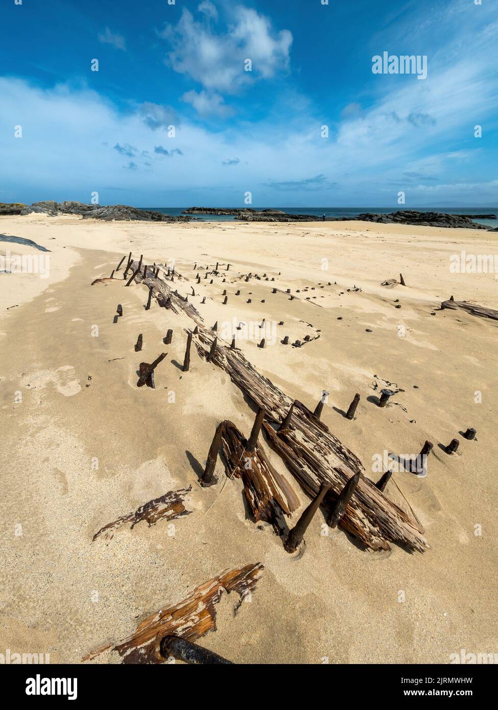 Naufragios y maderas del SS Wasa enterradas en las arenas de la remota y hermosa playa Balnahard en la isla Hebrideana de Colonsay, Escocia, Reino Unido Foto de stock
