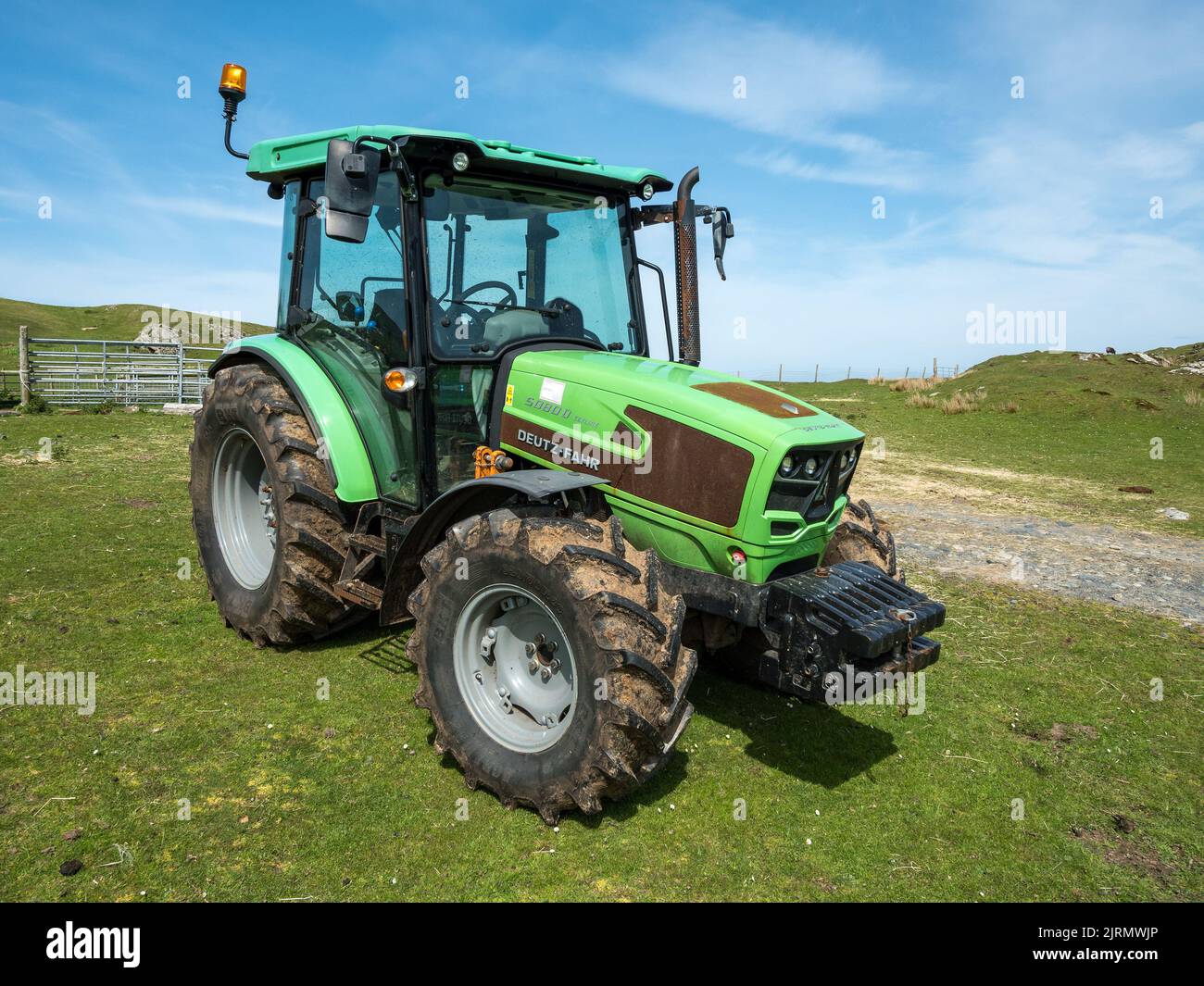 Nuevo tractor agrícola de línea central Deutz-Fahr 5080D verde brillante en campo, Escocia, Reino Unido Foto de stock