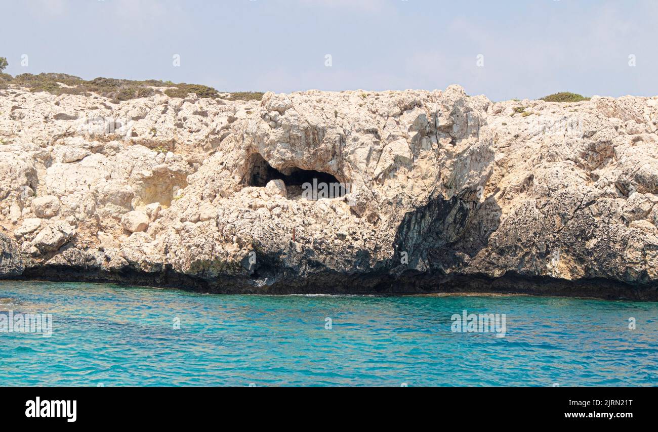 Cueva de la boca de los tiburones, Cabo Greko, Protaras desde el lado del mar. Foto de stock