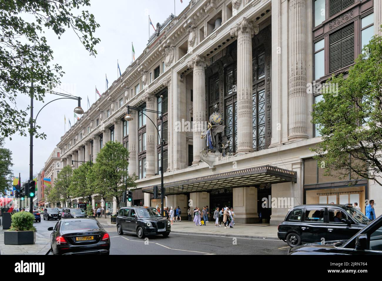 La fachada principal de los grandes almacenes Selfridges el día de verano, Oxford Street, West End de Londres, Inglaterra, Reino Unido Foto de stock