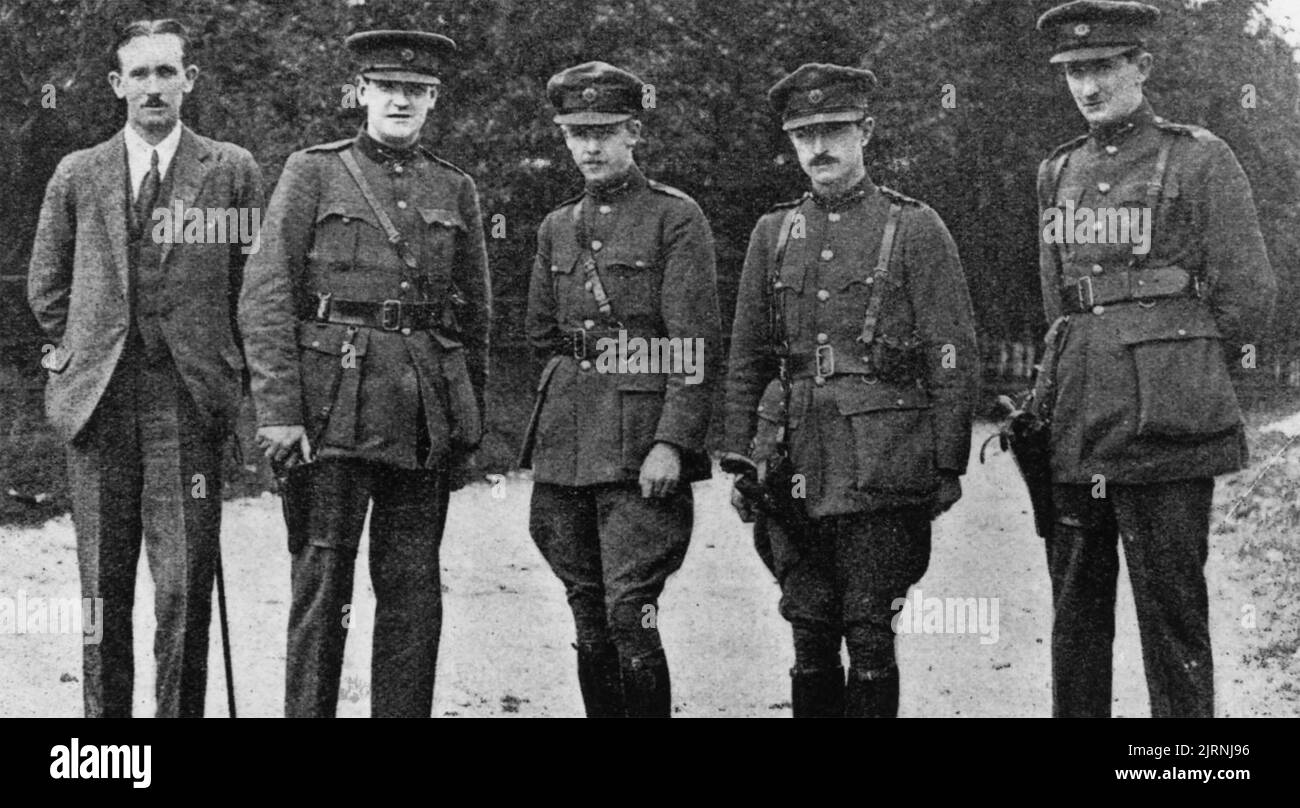 MICHAEL COLLINS (1890-1922) El revolucionario irlandés segundo desde la izquierda en el condado de Kildare, julio de 1922. Otros oficiales del Ejército del Estado Libre Irlandés son Emmet Dalton, centro Foto de stock