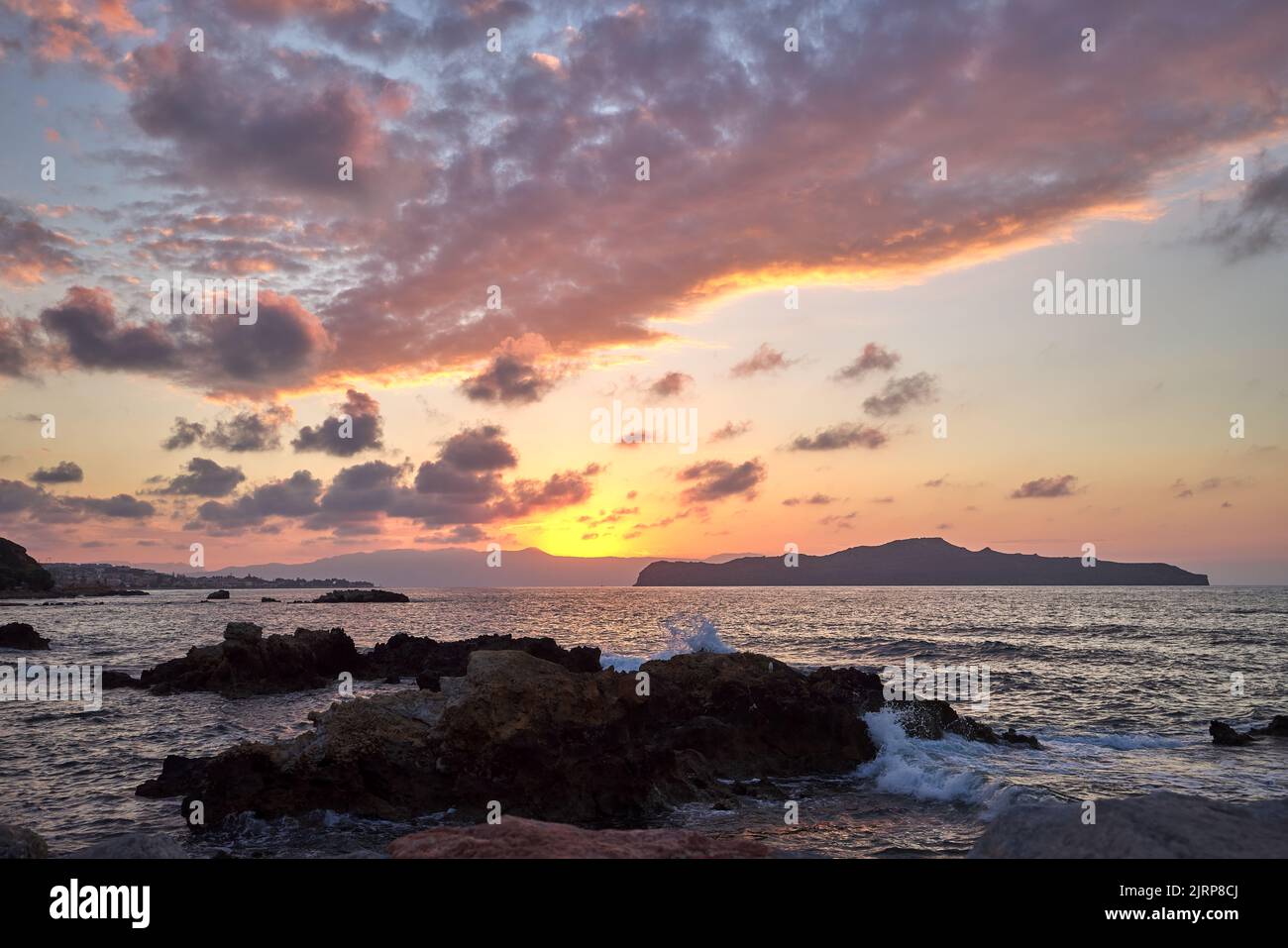 Hermoso mar y olas al atardecer en Chania Creta - Grecia Foto de stock