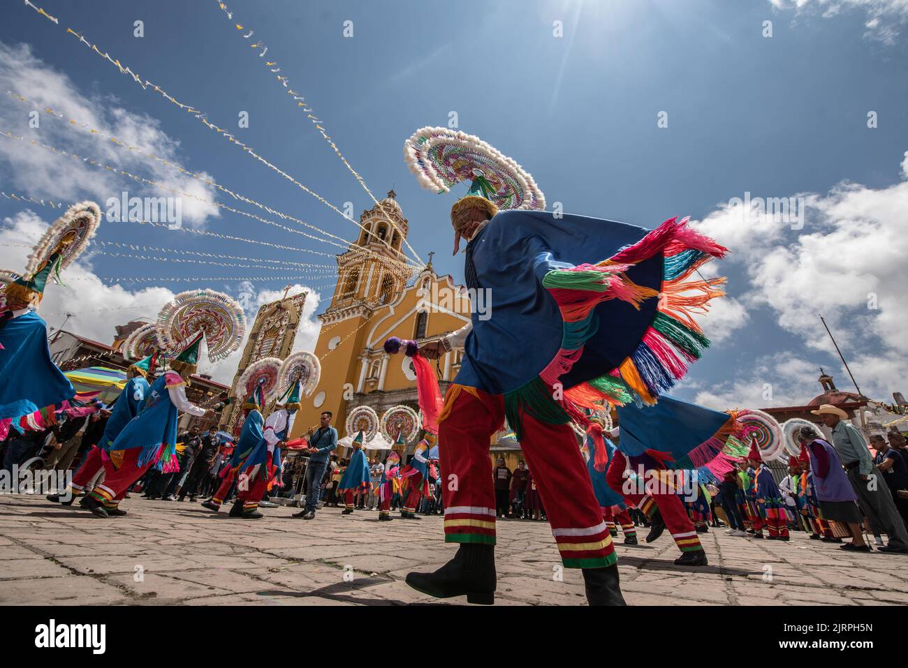 25 de agosto de 2022: Bailarines y residentes de la ciudad de Jalacingo,  Veracruz, celebran la fiesta del Padre Jesús. Muchos grupos de danza  tradicional se reúnen en la iglesia para bailar