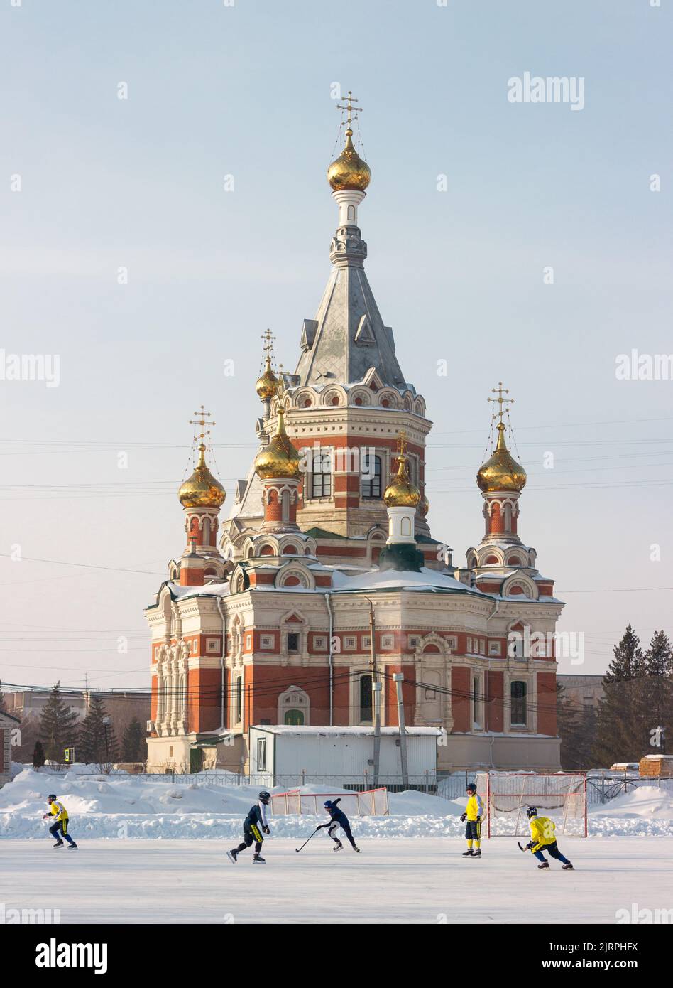 Los lugareños patinan junto a la Catedral Miguel Arcángel de Uralsk Foto de stock