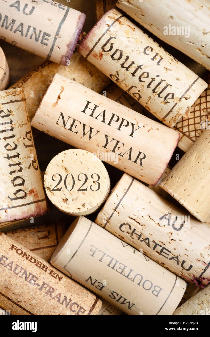 Feliz Año Nuevo 2023 tarjeta de felicitación con tapones de vino. No hay marcas comerciales visibles Foto de stock