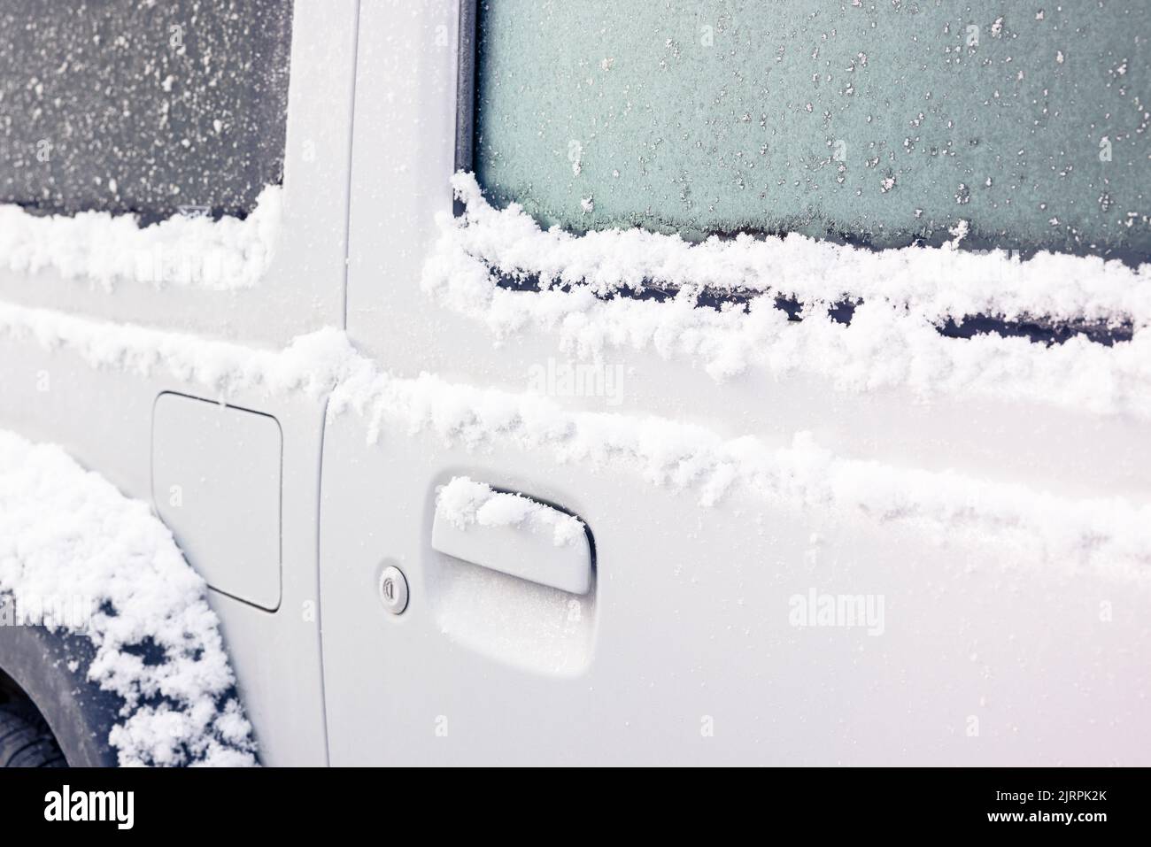 Exterior de un vehículo 4x4 cubierto de nieve en invierno, Reino Unido Foto de stock