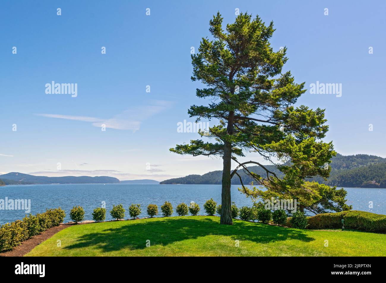 Washington, Islas San Juan, Isla Orcas, Rosario Resort & Spa, vista hacia Cascade Bay Foto de stock