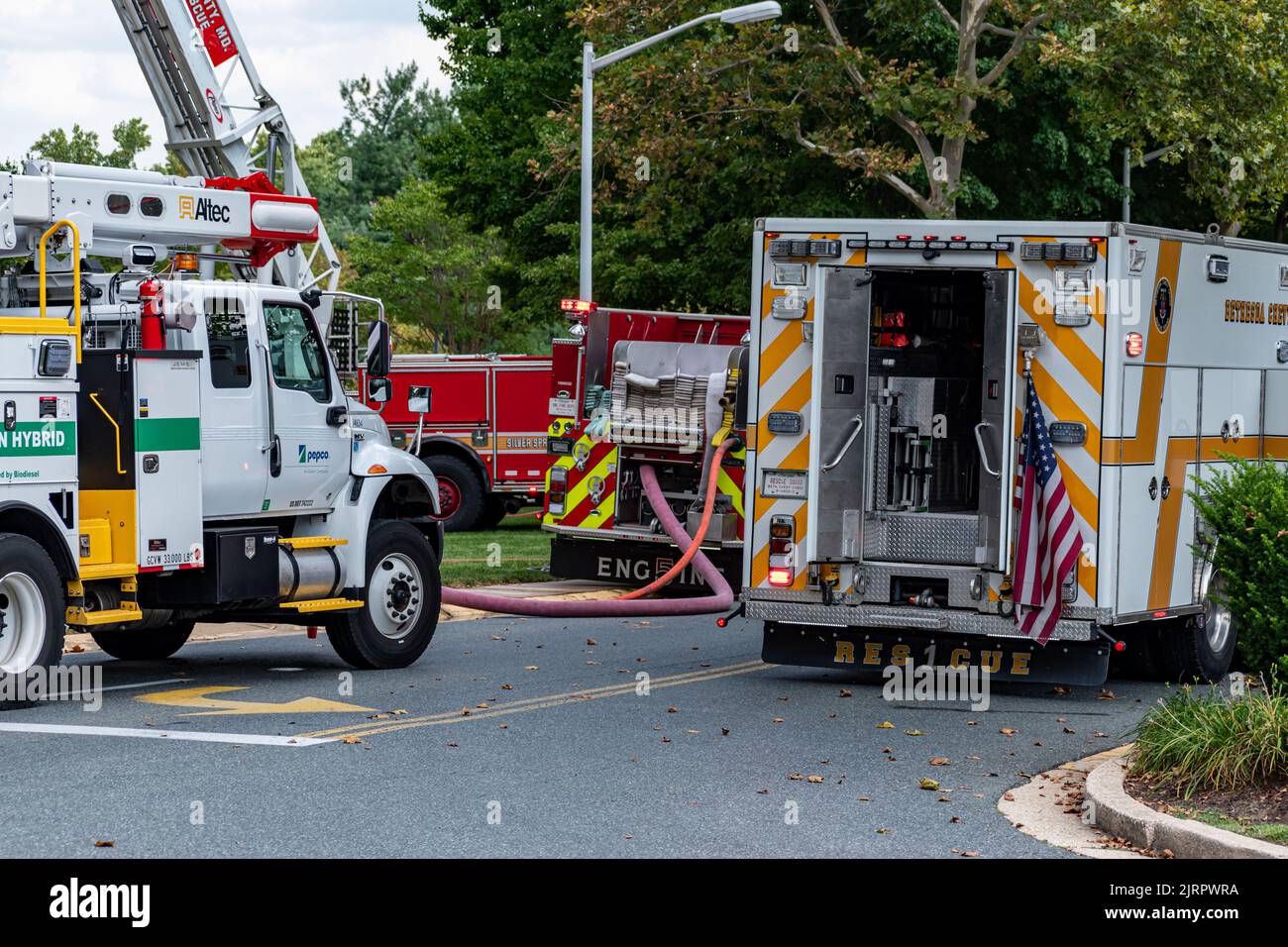 El departamento de bomberos y la compañía de servicios públicos de PEPCO en la escena de un incendio en un edificio de gran altura en Bethesda Norte, Condado de Montgomery, Maryland. Foto de stock