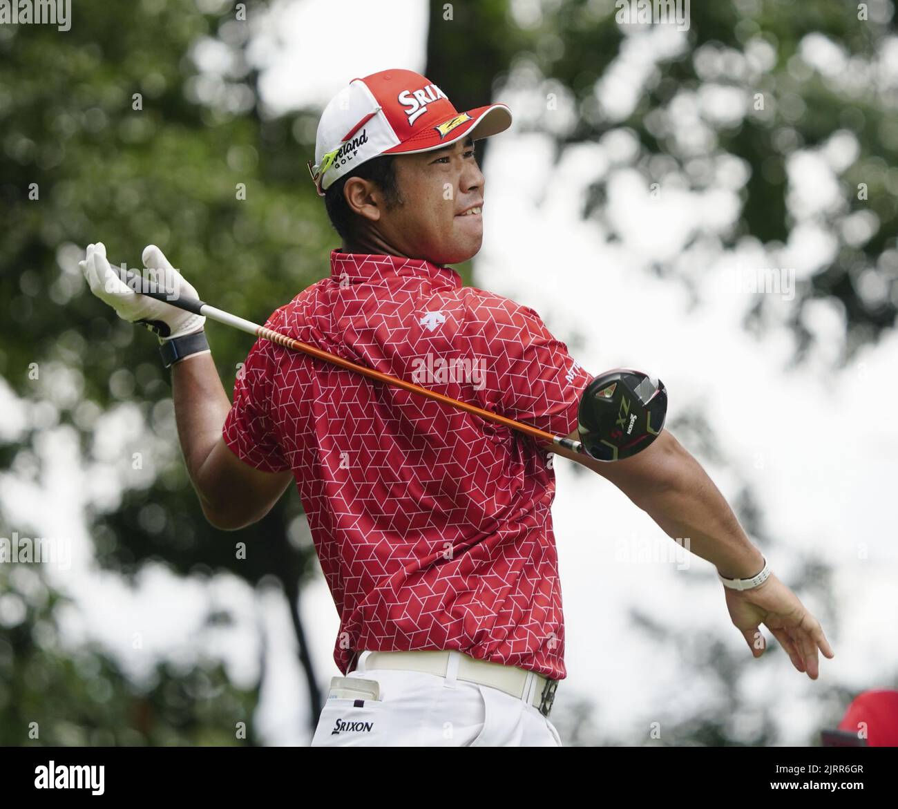 Hideki Matsuyama de Japón golpea el séptimo tee durante la primera ronda del Tour Championship en East Lake Golf Club en Atlanta, Georgia, el 25 de agosto de 2022. (Kyodo)==Foto de Kyodo vía crédito: Noticias en vivo de Newscom/Alamy Foto de stock