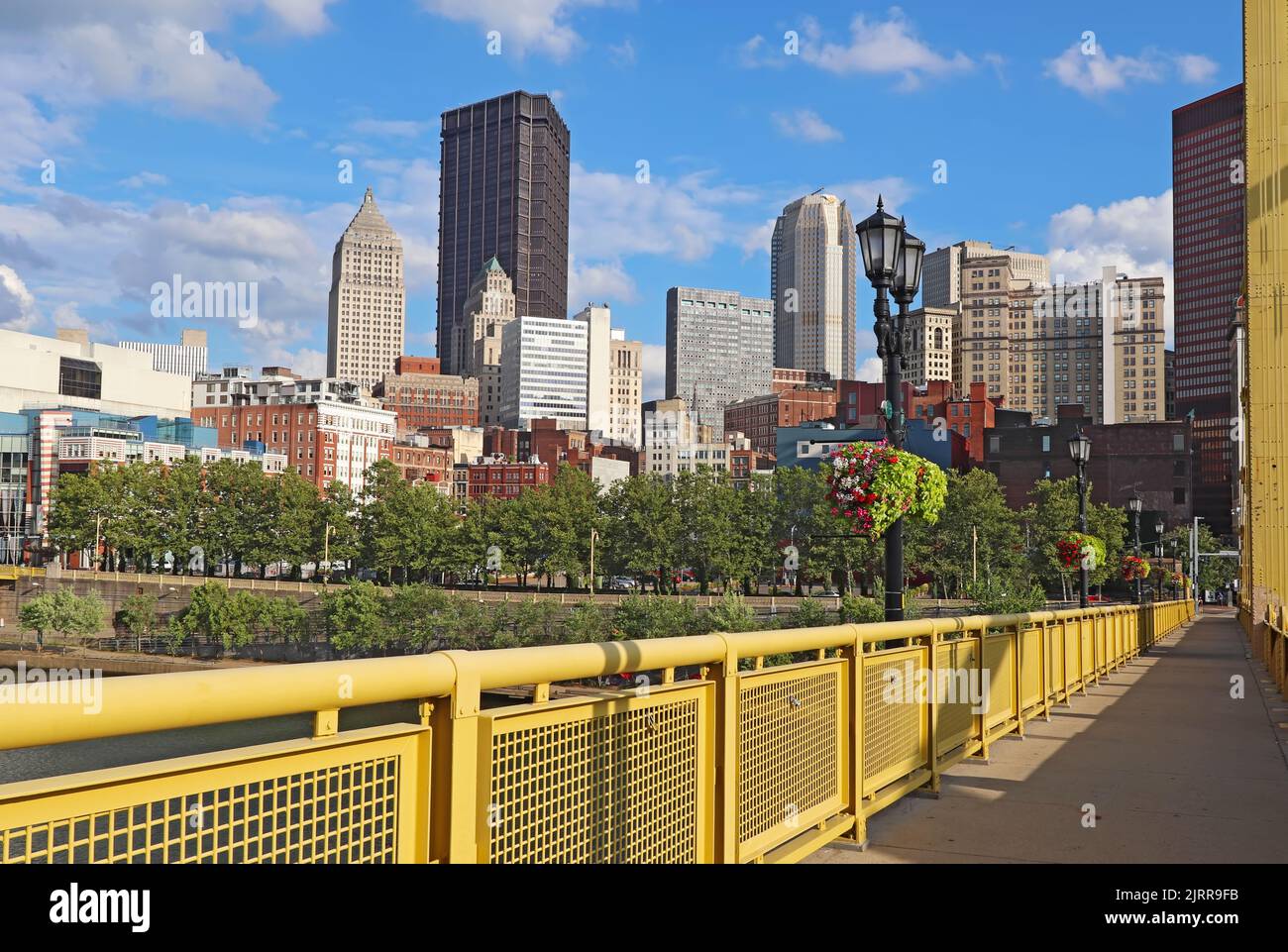 Horizonte parcial del centro de Pittsburgh, Pennsylvania, visto desde el puente Andy Warhol sobre el río Allegheny Foto de stock