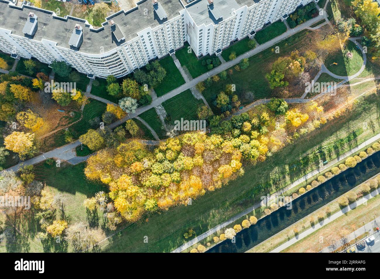 vista aérea de los edificios de apartamentos cerca del canal de agua en soleado día de otoño Foto de stock