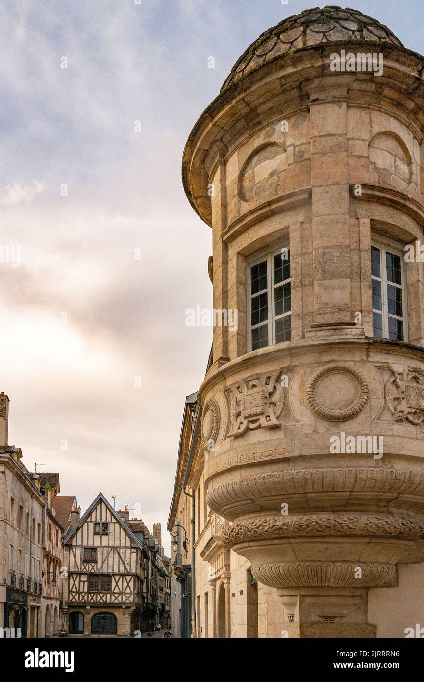 Ventanas de esquina de la bahía de un palacio de la ciudad de Dijon Foto de stock