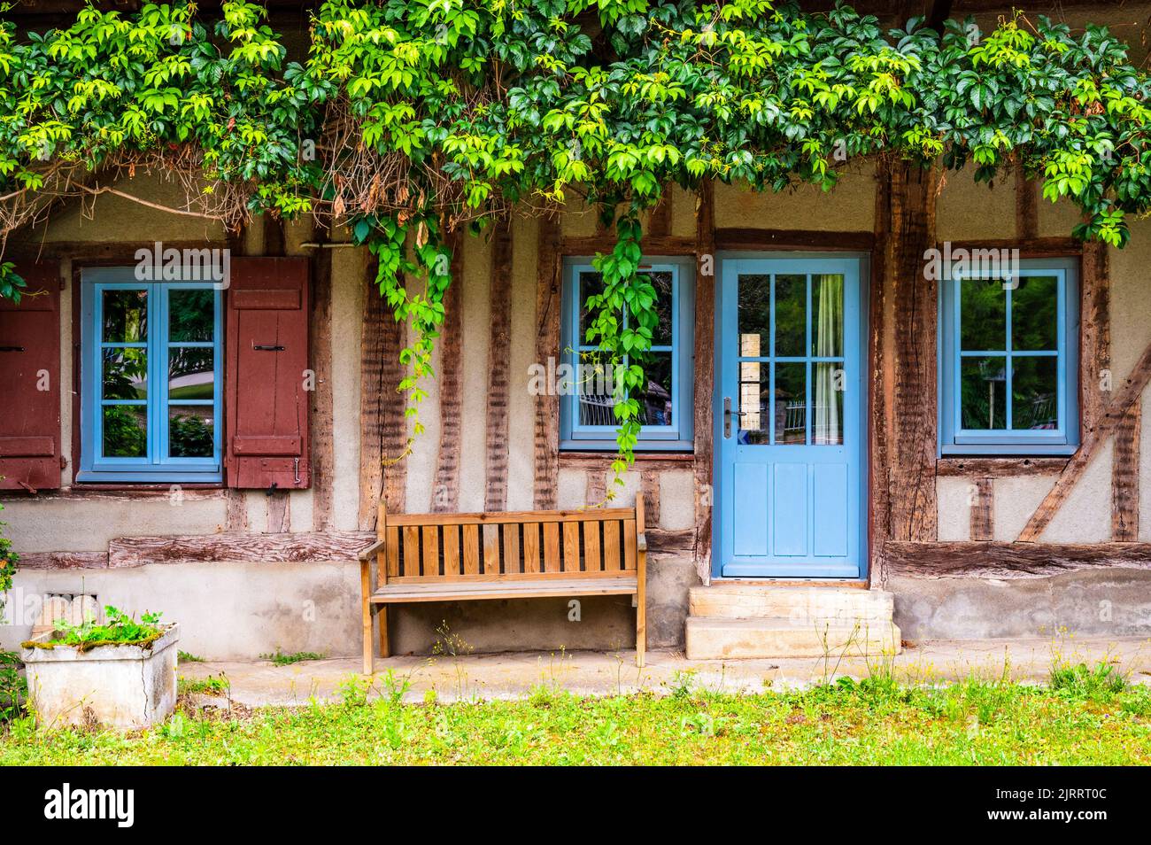 Banco delante de una casa rural en La Chapelle Saint-Sauveur, Borgoña, Francia Foto de stock