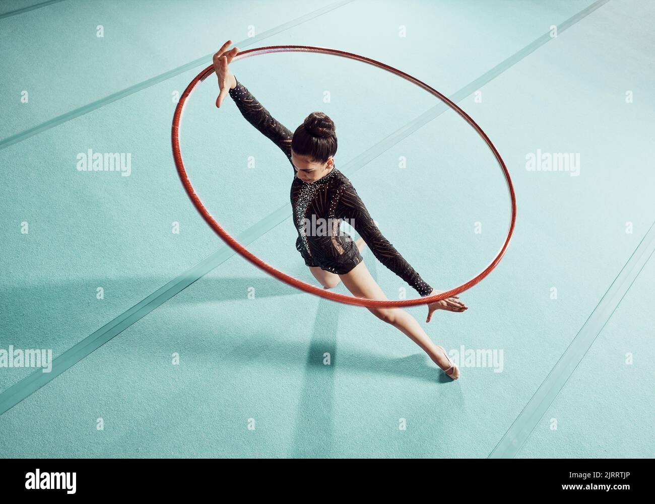 El gimnasta niñas con aros posando en el gimnasio Fotografía de stock -  Alamy