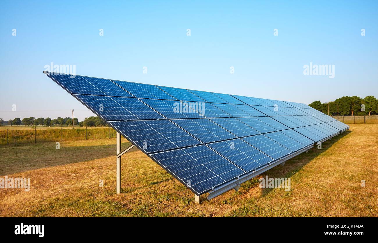 Imagen de los módulos de paneles solares sobre un campo, enfoque selectivo. Foto de stock