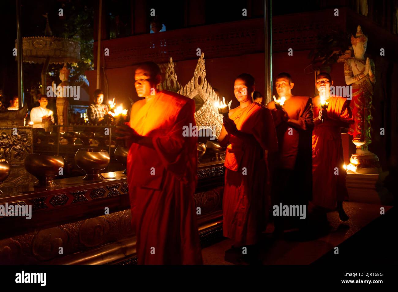 Para el festival 'Chiang Mai Unplugged', hubo una ceremonia a la luz de las velas en Wat Srisuphan, un templo budista en Chiang Mai, Tailandia Foto de stock