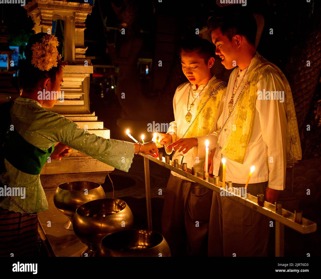Para el festival 'Chiang Mai Unplugged', hubo una ceremonia a la luz de las velas en Wat Srisuphan, un templo budista en Chiang Mai, Tailandia Foto de stock