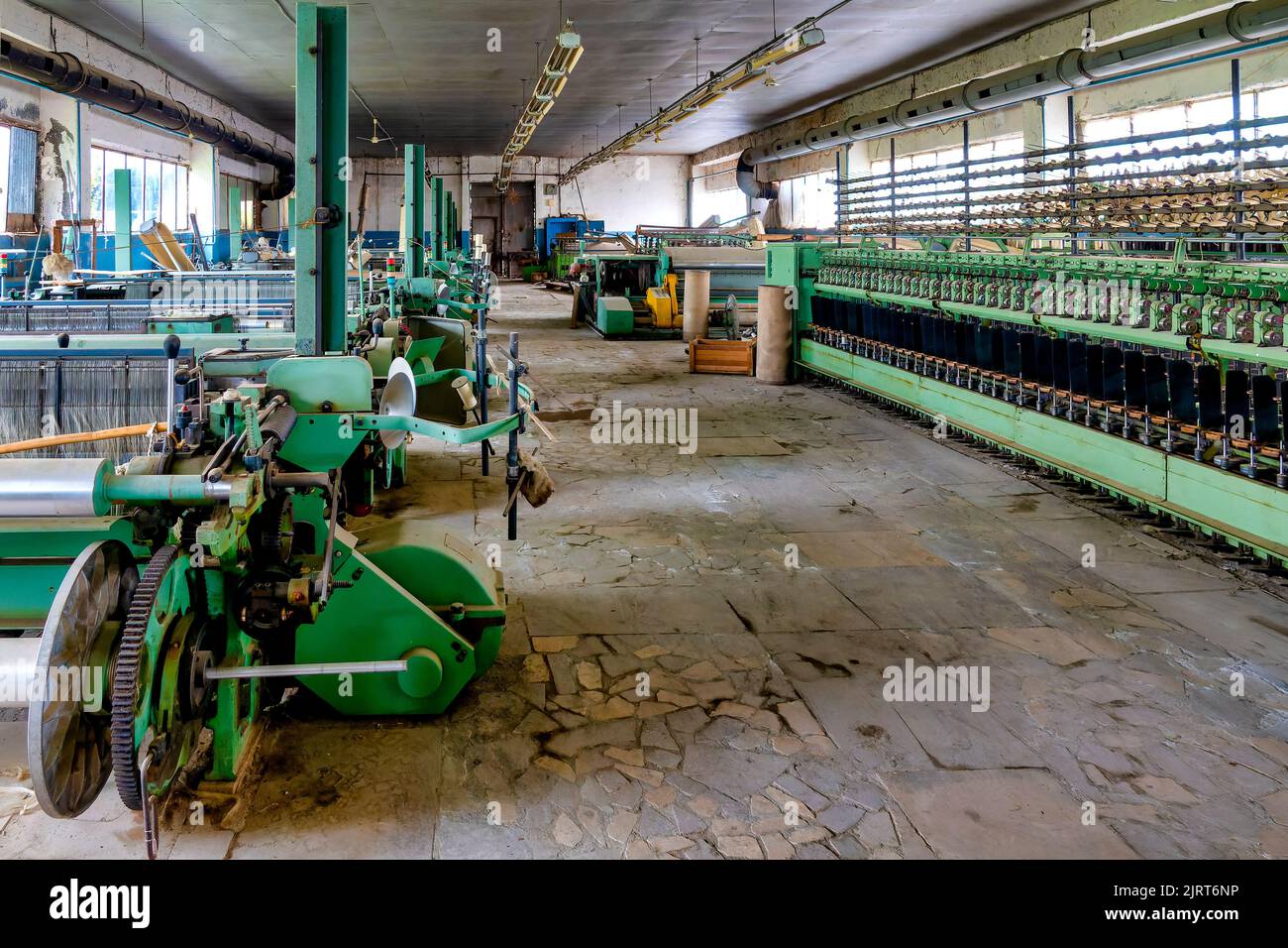 Antigua Unión Soviética abandonados en la fábrica de tejido de seda Basqal, Azerbaiyán Foto de stock