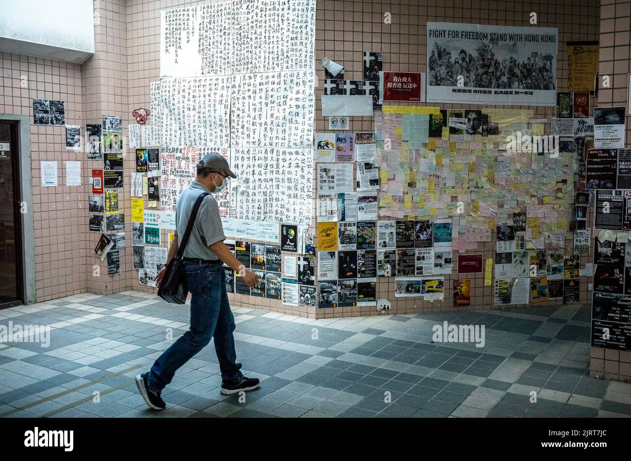 La pared de John Lennon estaba cubierta con carteles y señales que pedían la lucha por la libertad de Hong Kong, Y más recientemente apoyando la defensa de Ucrania contra Rusia establecida en la Universidad de la NCCU en Taipei, Taiwán el 26/08/2022 Activistas pro-libertad que se oponen al gobierno en Beijing han tomado la señal de un muro similar que fue construido en Praga en 1980. Inicialmente, el muro fue concebido como una manera de rendir homenaje a John Lennon después de que fue asesinado. Sin embargo, con el tiempo, se convirtió en una manera de que la juventud de Praga proteste contra el gobierno comunista represivo.Por Wiktor Dabkowski Foto de stock