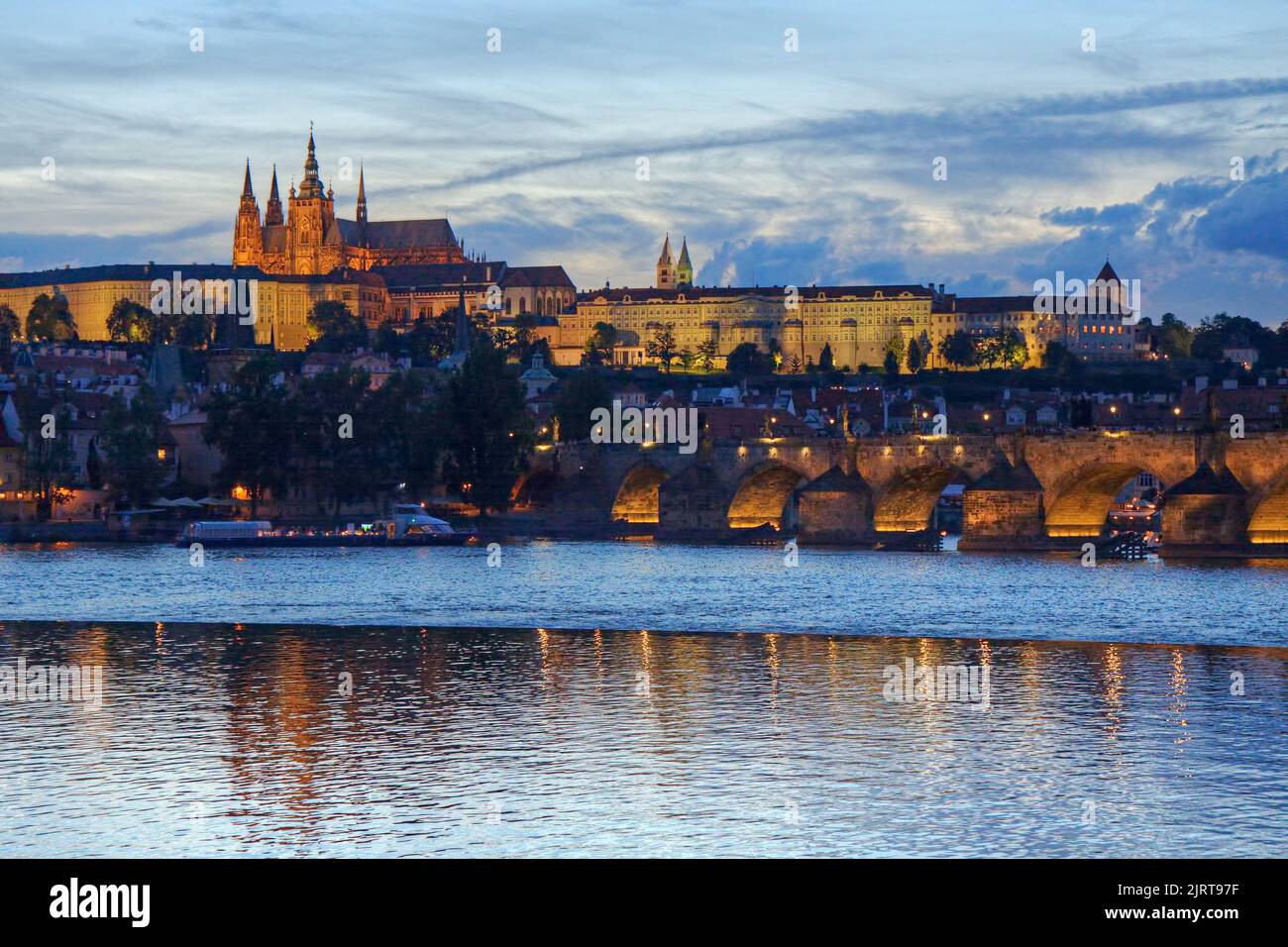 La hermosa vista panorámica del Castillo de Praga con el Puente de Carlos y el río Vltava después de la puesta del sol, durante la hora azul. Praga, República Checa, Europa. BAC Foto de stock