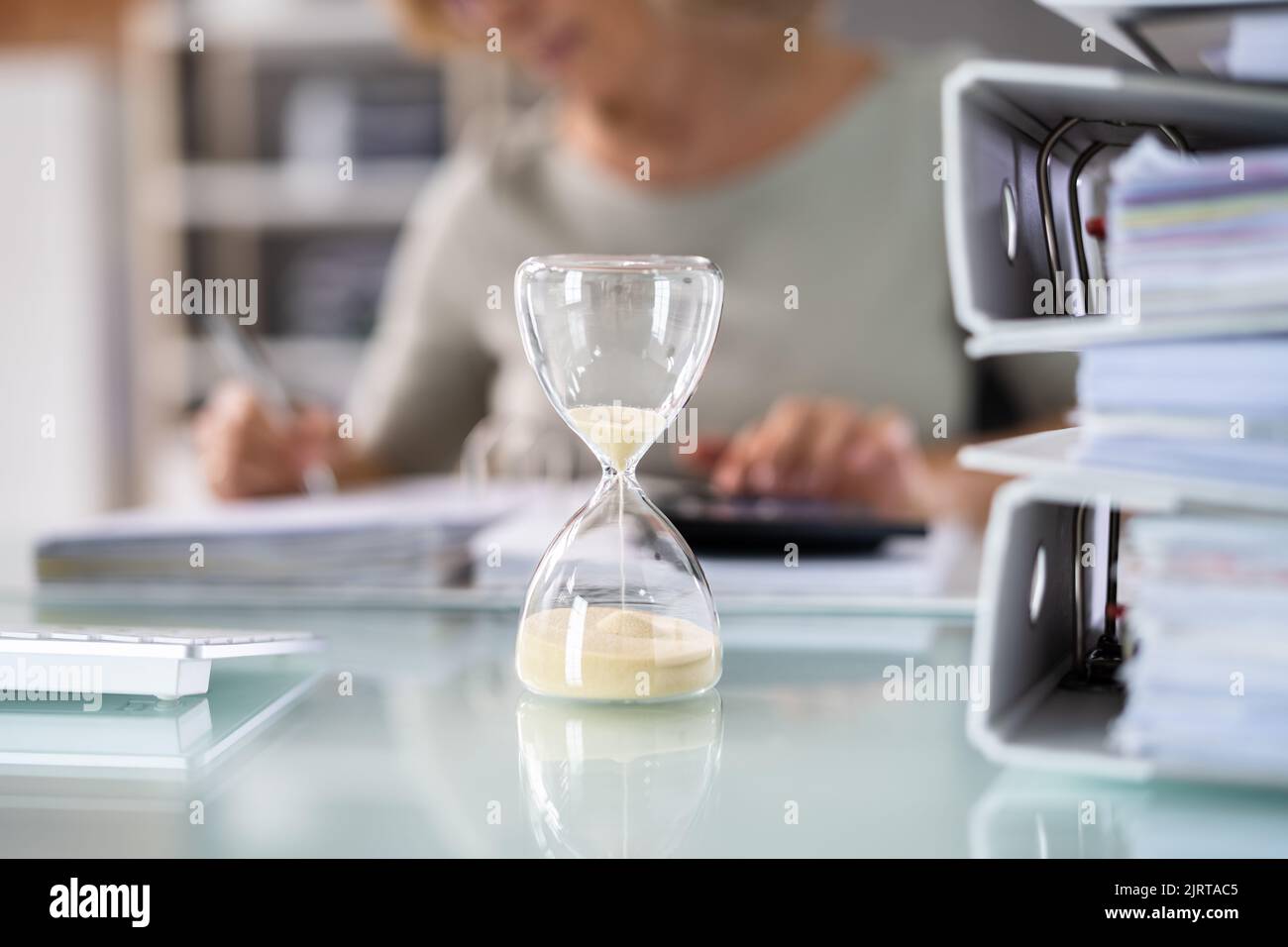 Retraso en la factura y fecha límite de facturación con Hourglass en el mostrador Foto de stock