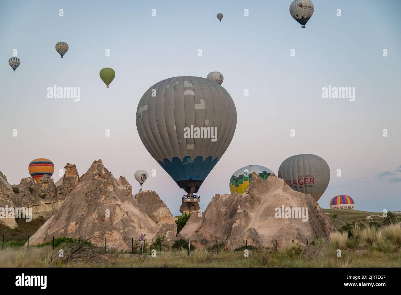 Globos flotantes de aire caliente al amanecer sobre el valle en Goreme, Turquía Foto de stock