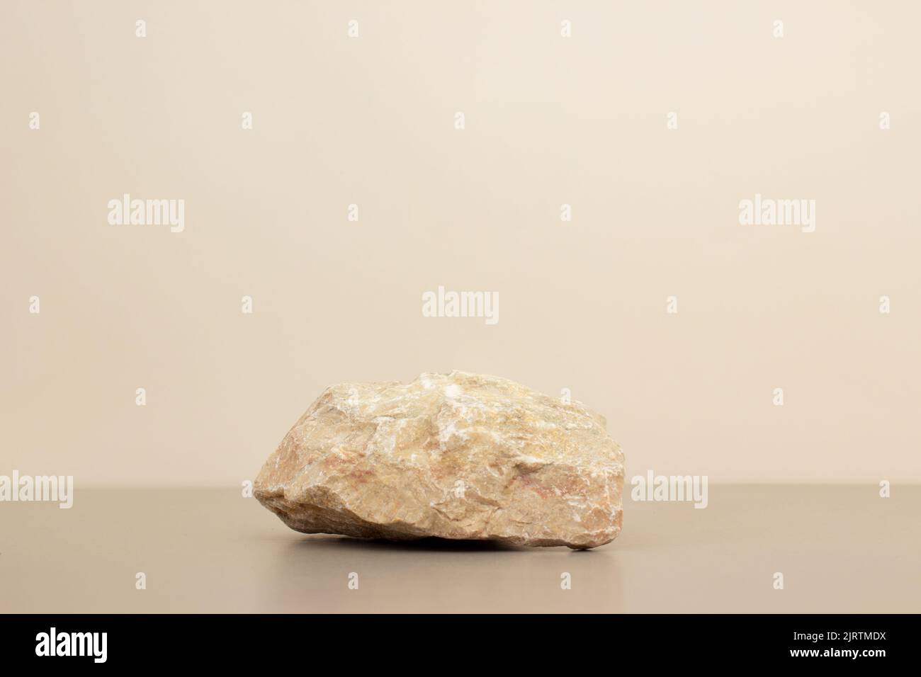 vacío naturaleza podio minimalismo piedra sobre fondo beige claro. Espacio de copia, lugar para texto Foto de stock