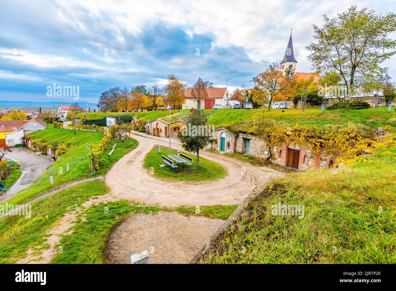 Tradicional bodega histórica en el pueblo de Vrbice, región de Moravia